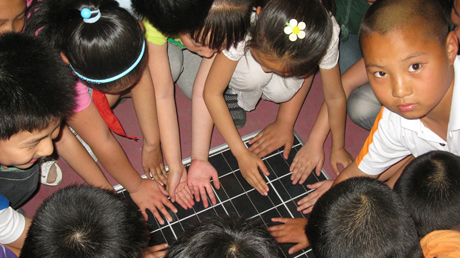 照片:孩子们在触摸太阳能电池板（天津）
