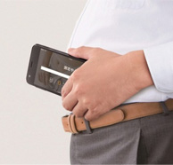 照片:将智能手机紧贴腰腹部绕半周