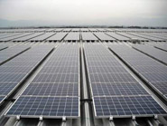 照片:安装在厂房屋顶的太阳能发电系统