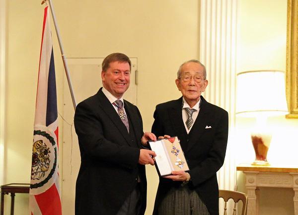 照片:英国驻日大使阁下 Paul Madden（左）和京瓷（株式会社）名誉会长 稻盛和夫（右）(c)英国驻日大使馆